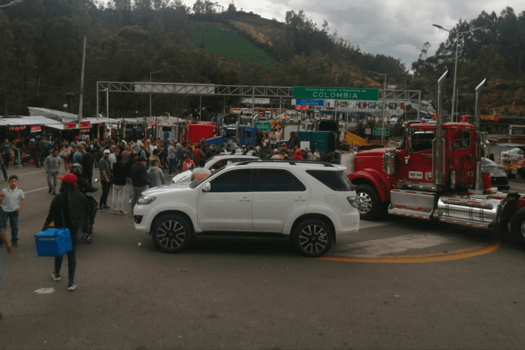 Transportistas De Ecuador Y Colombia Cerraron El Puente De Rumichaca