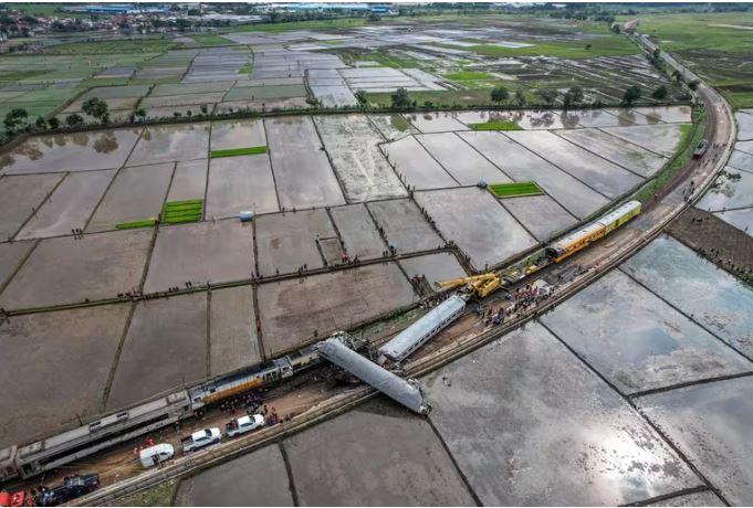 Colisión de trenes deja tres muertos y 28 heridos en Indonesia RADIO